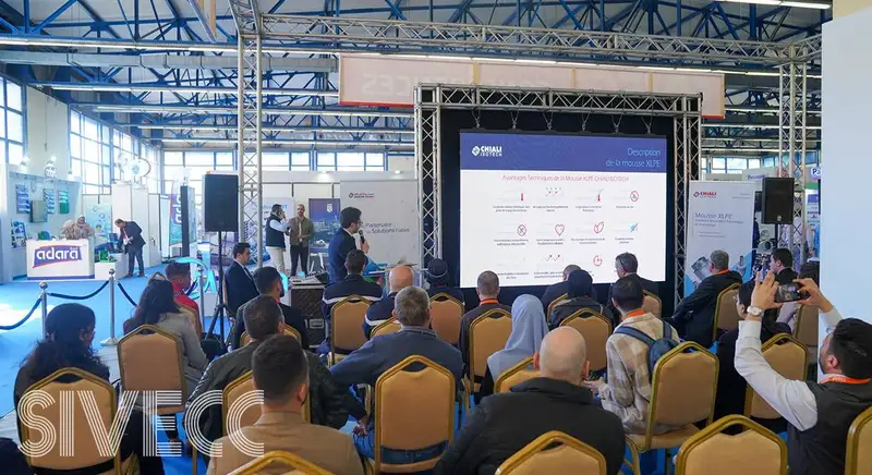 Une conférence technique devant un public nombreux